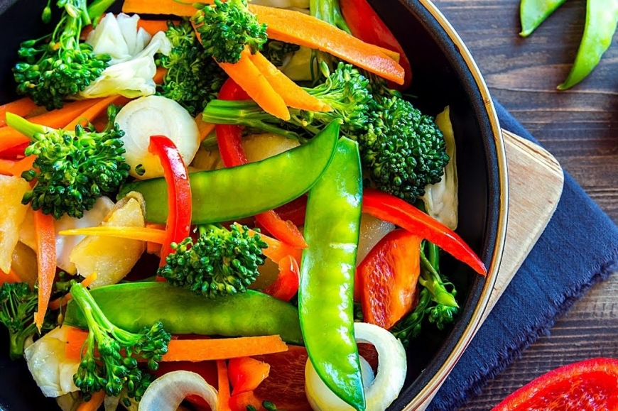 A photo of a vegetable stir fry in a pan.